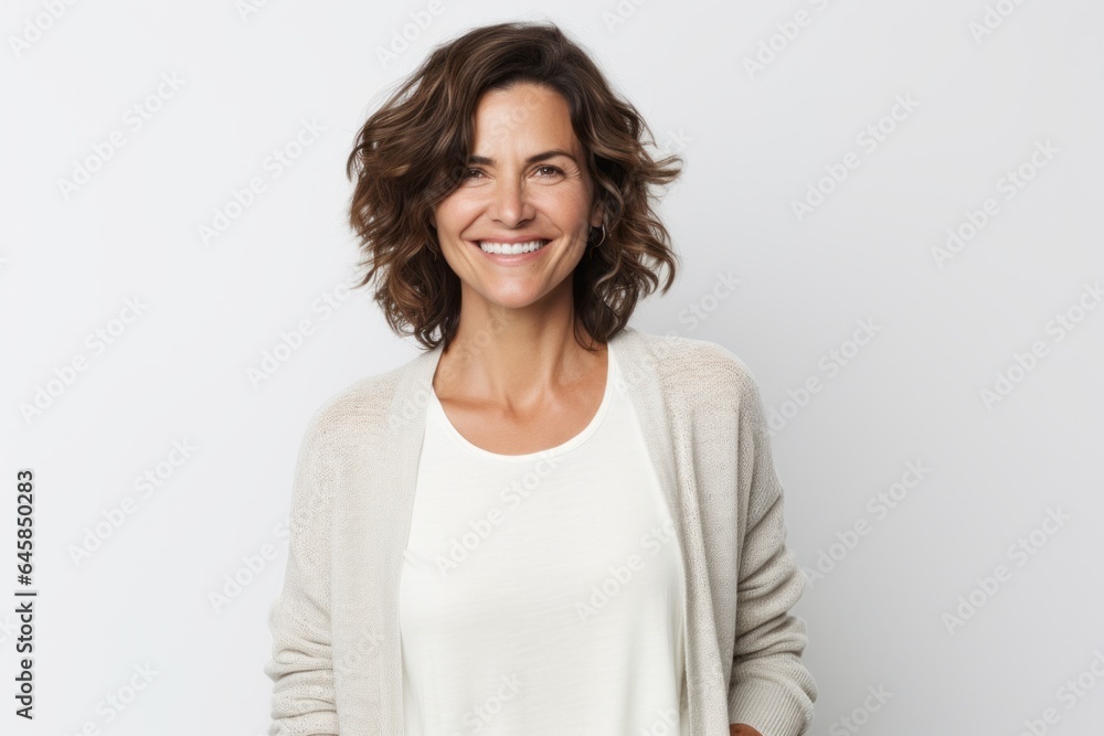 Obraz premium Portrait photography of a Italian woman in her 40s against a white background