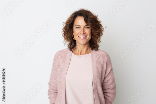Portrait photography of a Italian woman in her 40s against a white background © Anne Schaum