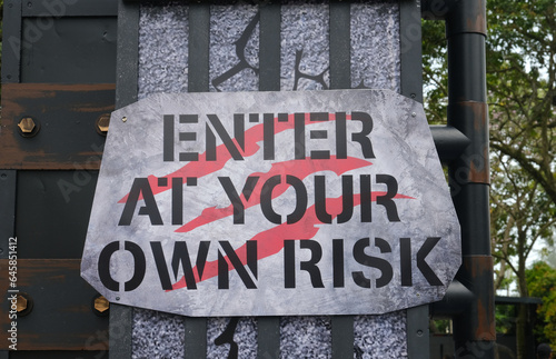 Canvas-taulu A picture of enter at your own risk sign at entrance.