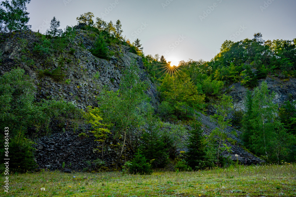 Sonnenuntergang über Felswand