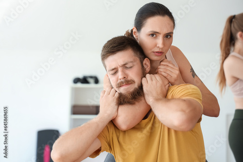 Foto Young woman training at self defense courses in gym