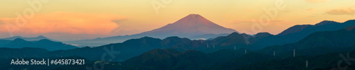 山岳地帯から撮影した朝日を浴びて赤くなる富士山 © okometubu