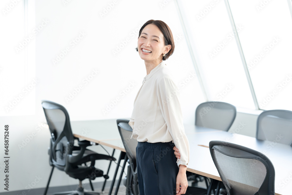 オフィスで働く若い女性 ポートレート オフィスで働く若い女性 ポートレート