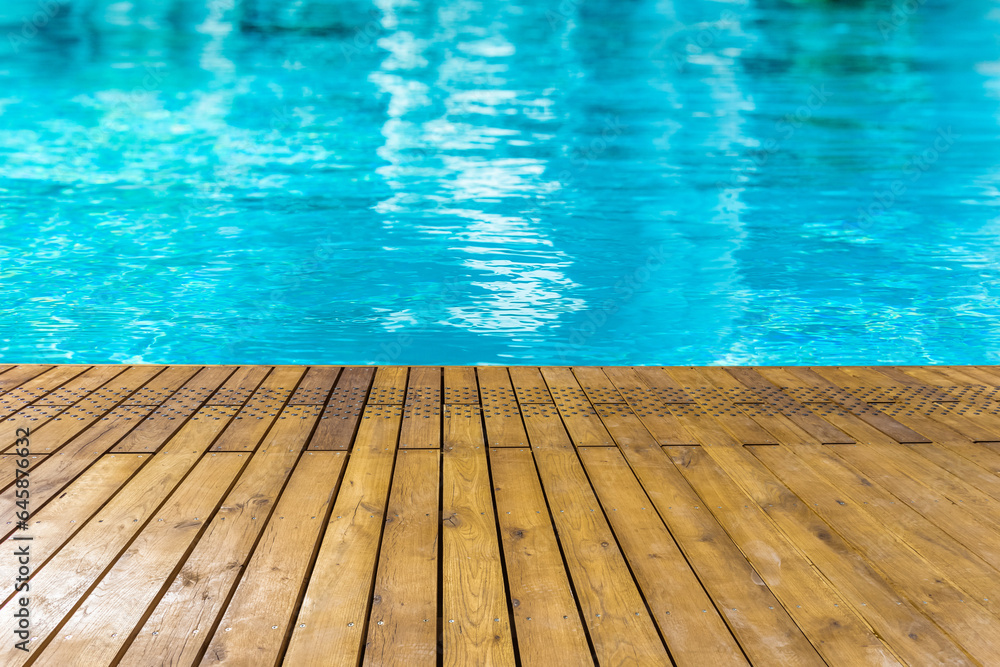 Plage de piscine en bois