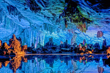 Leinwandbilder Guilin Beleuchtete Schilfrohrflötenhöhle in Guilin  © David Davis