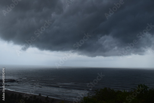 storm clouds over the sea © R4ging