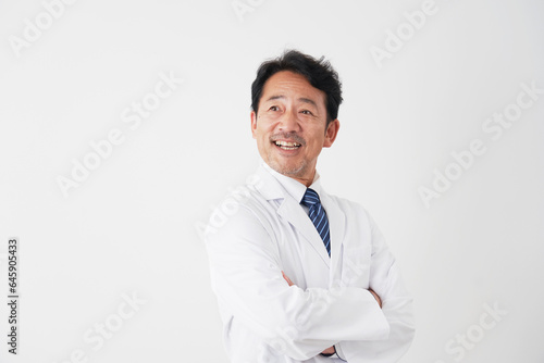 笑顔の中年の医師のポートレート　白背景 © siro46