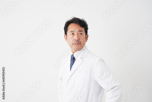 中年の医師のポートレート　白背景 © siro46