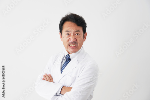 激怒する中年の医師　白背景 © siro46