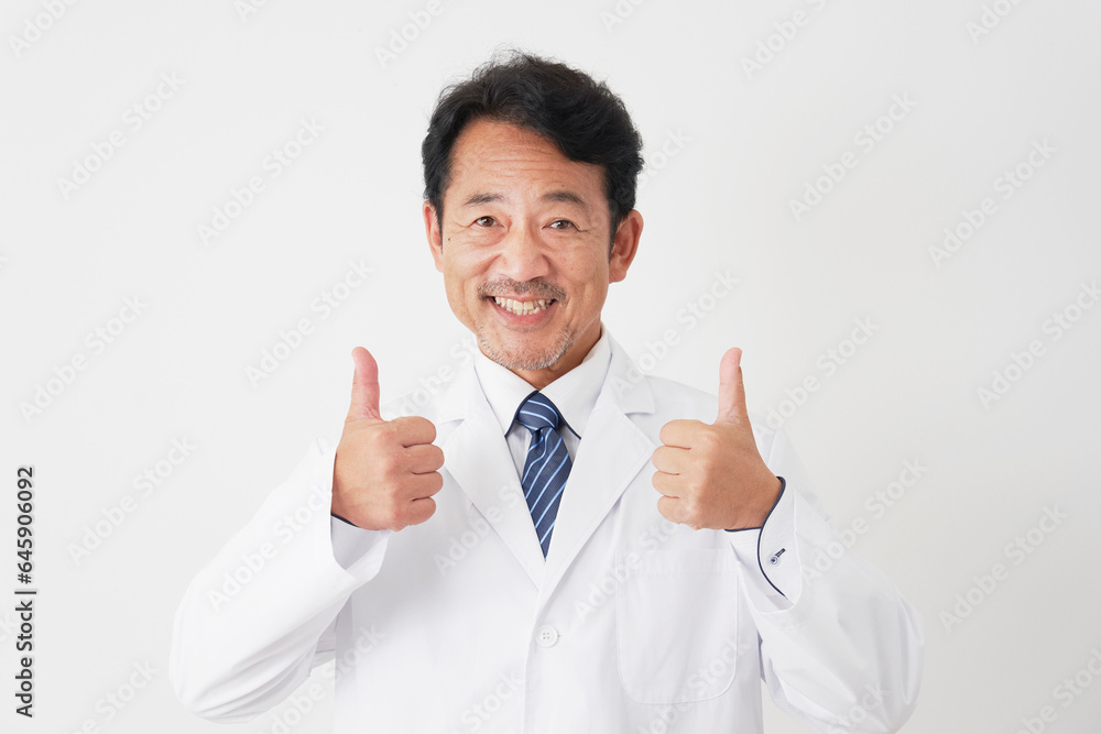 両手でグッドポーズをする中年の医師　白背景