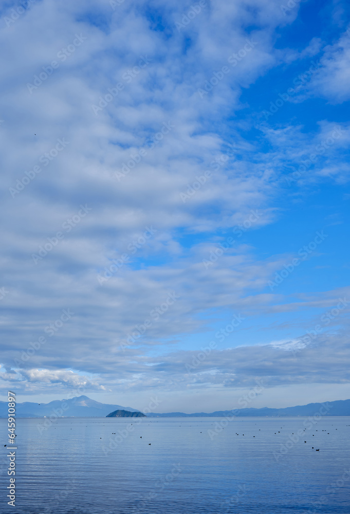 鮮かな秋の空と穏やかな琵琶湖の水面