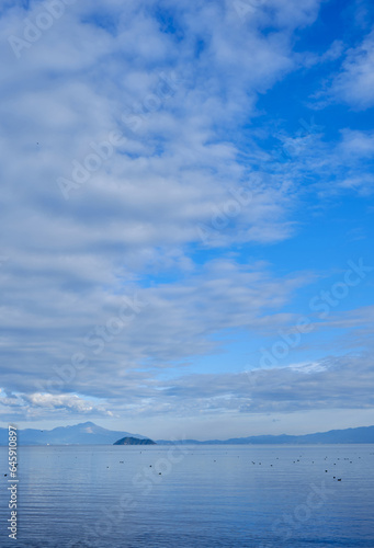 鮮かな秋の空と穏やかな琵琶湖の水面 © 8maru