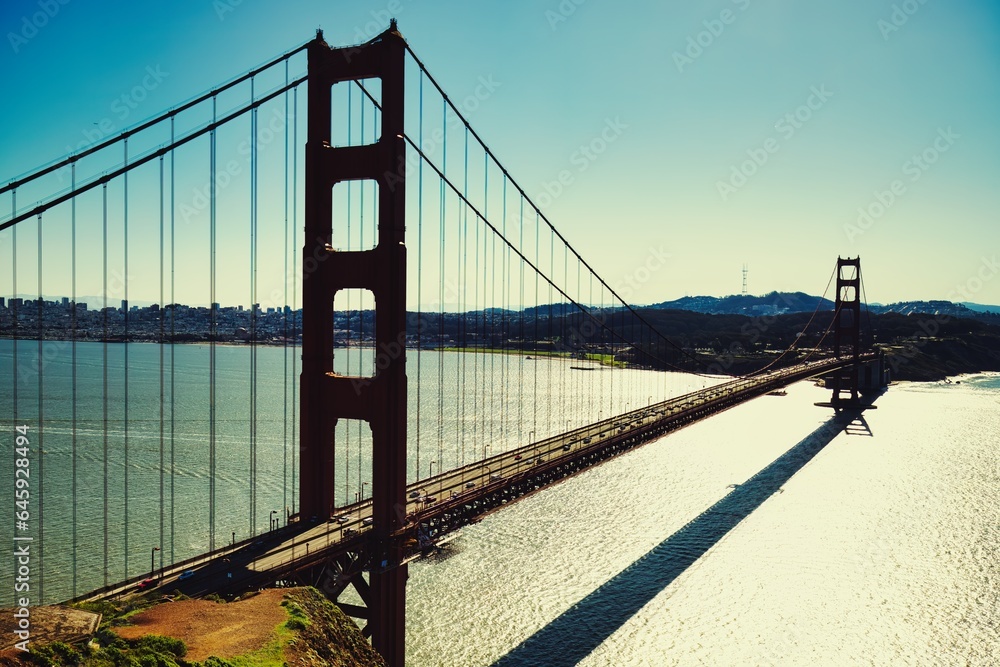 Fototapeta premium Side View of the Golden Gate Bridge with Background Fade