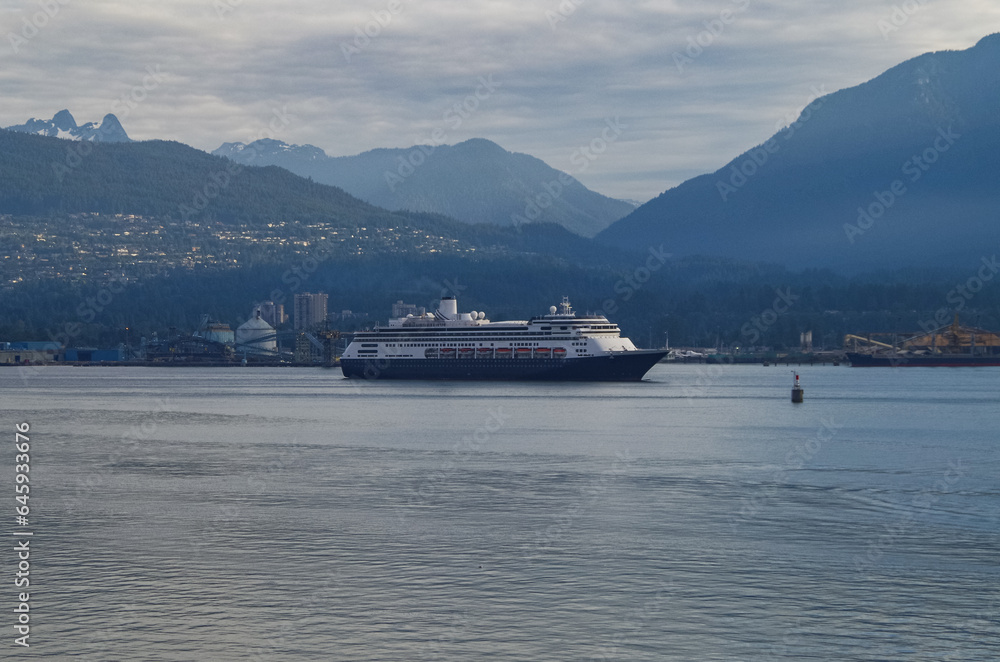 Holland America Kreuzfahrtschiff Volendam geht auf Alaska-Kreuzfahrt von Vancouver, Kanada - HAL luxury cruiseship cruise ship liner sailing into Vancouver, BC