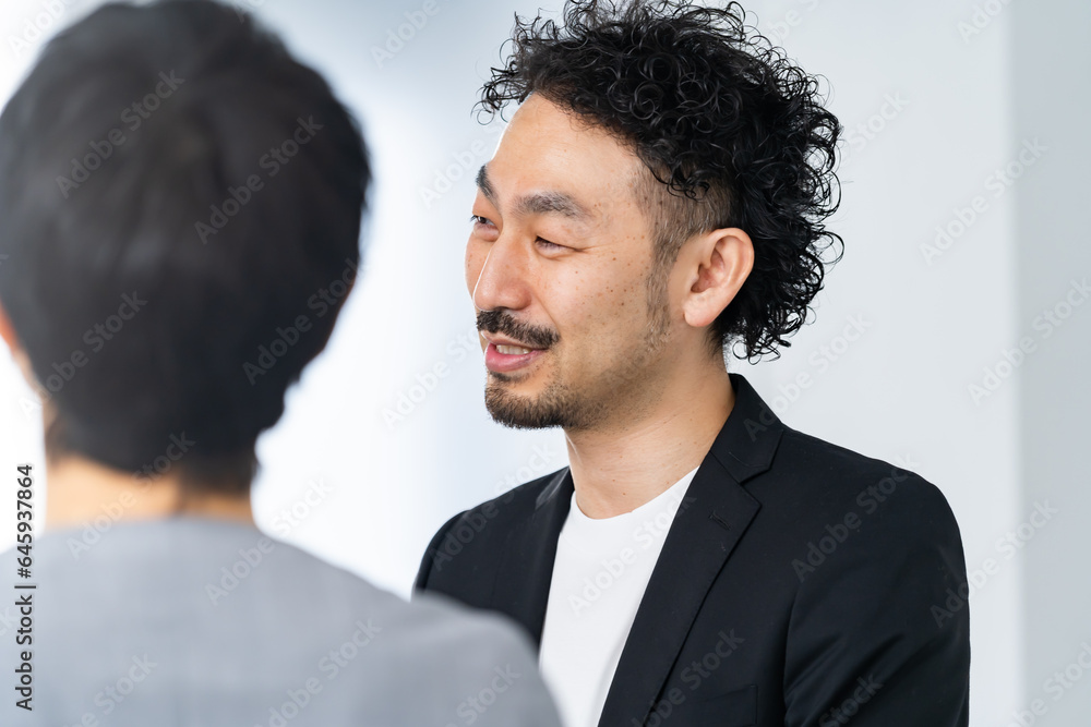 立ちながら話すビジネスマン 立ちながら話すビジネスマン