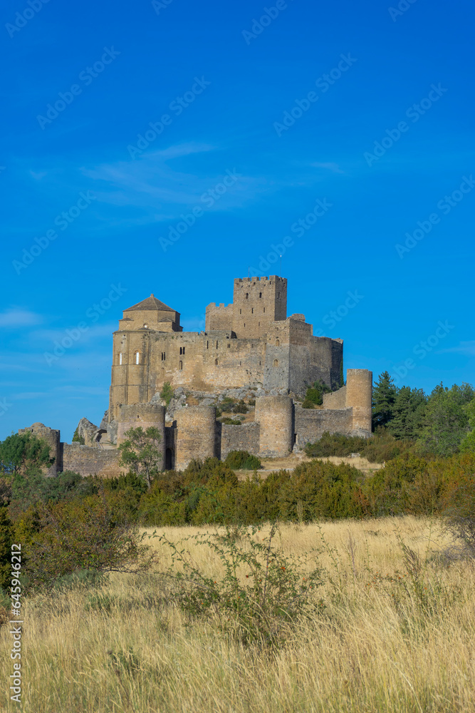 el bonito castillo del Loarre de estilo románico en Huesca, España