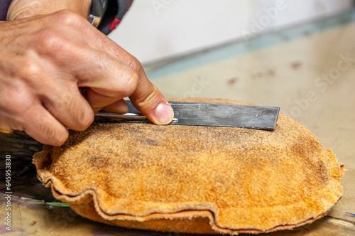 Bild auf Leinwand Particolare di mani che lavorano una lastra per incisione con tecnica di bulino