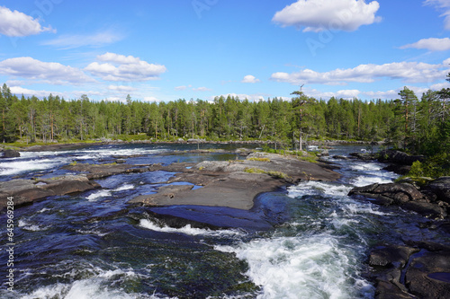 Blick auf die wunderschönen kraftvollen Stromschnellen Trollforsen in Schweden