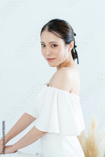 花嫁ヘアメイクをした女性