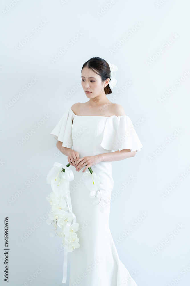 ウェディングドレスを着た女性