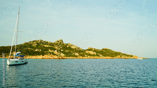 Barche a vela al largo dell'Isola della Maddalena. Arcipelago Maddalena. Provincia di Sassari, Sardegna. Italy.