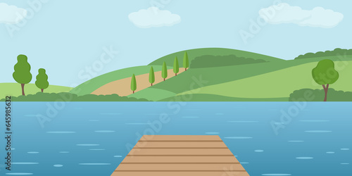 Molo di legno vuoto sul lago. Paesaggio estivo panoramico. Scenario rurale con lago, verdi colline e montagne. - illustrazioni photo