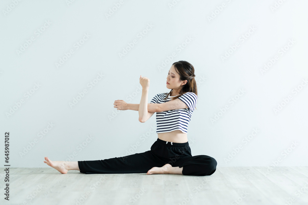 ストレッチする女性 ストレッチする女性