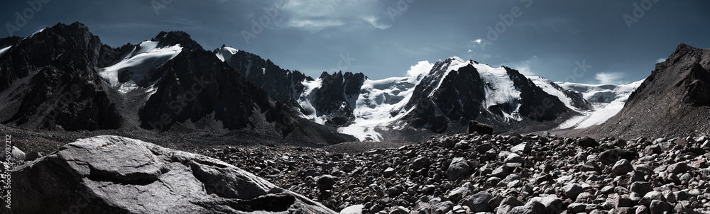 Obraz premium Panoramic image of mountains with glaciers