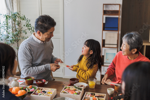 孫にお年玉を渡す祖父