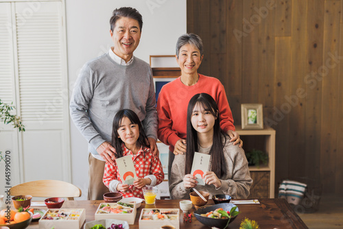 お年玉を持った孫と祖父母