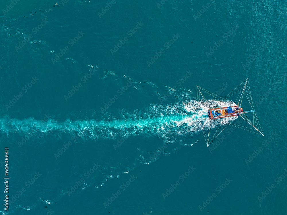 Φωτογραφία Landscape at sea with Vietnamese fishermen's fishing boats running on the sea taken from above