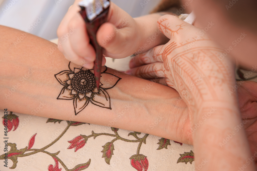 Obraz premium Henna design being applied to a persons arm