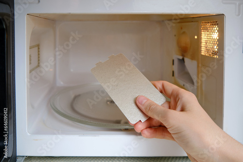 Photography Repair of a sparkling microwave by replacing the mica plate