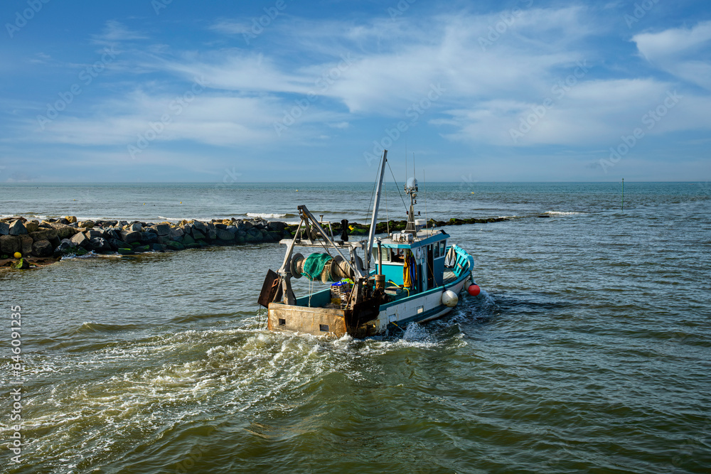 Obraz premium chalutier sortant du port