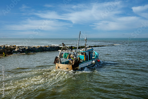 chalutier sortant du port