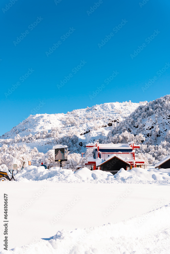 Paisajes  y casas cubiertos de nieve en un día soleado