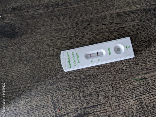 Foto a covid-19 antigen test showing positive result