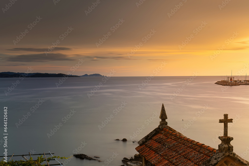 Φωτογραφία Atardecer en el puerto deportivo Sanxenxo con las Islas Cies al Fondo y un horre