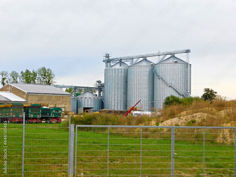 Futtersilos in einem Landwirtschaftlichen Betrieb
Futtersilos in einem Landwirtschaftlichen Betrieb
