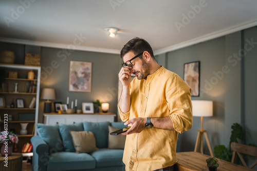 Foto One adult man with eyeglasses at home use mobile phone have problem