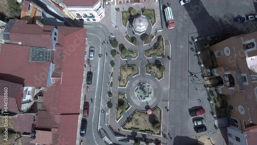 Wallpaper Mural DRONE CENITAL EN BAJADA EN PLAZA DE POBLADO Torontodigital.ca