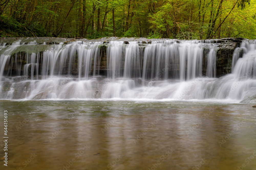 Obraz premium Late afternoon Summer photo of a waterfall in Robert H. Treman State Park near Ithaca NY, Tompkins County New York. 