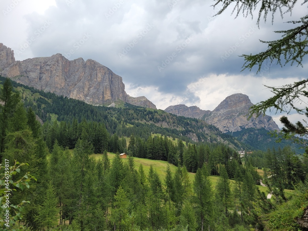 Fototapeta premium Montagna con nuvole