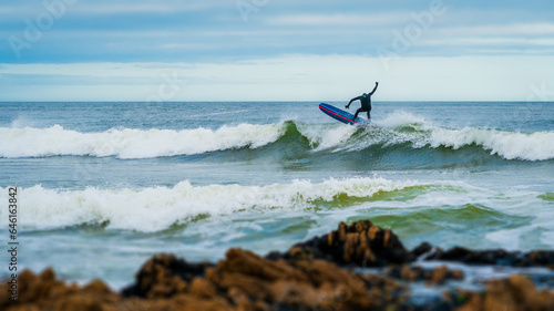 Surfista en las playas de Punta del Este, Uruguay
