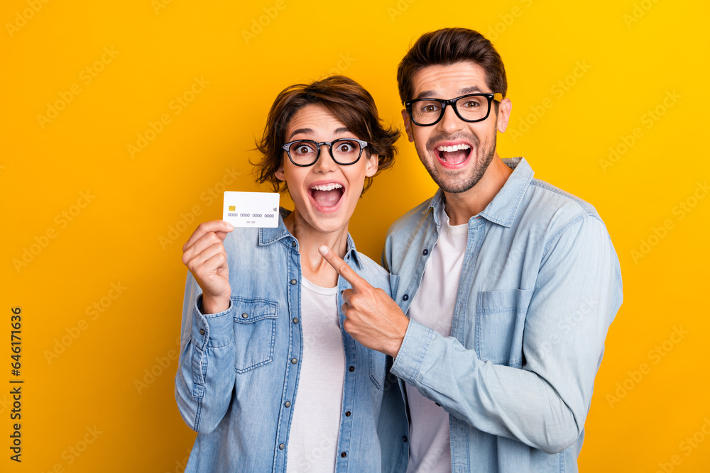 Photo of excited shocked bankers advertising recommend special offer banl card demonstrate isolated bright color background Photo of excited shocked bankers advertising recommend special offer banl card demonstrate isolated bright color background