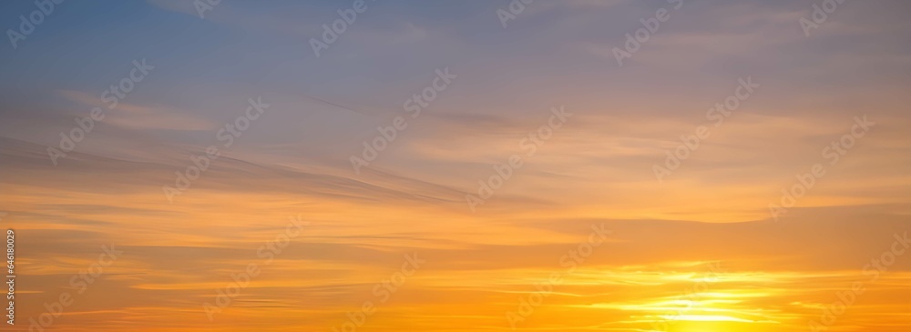 オレンジ色の夕焼けの美しい空と雲の風景。グラデーションする空の色