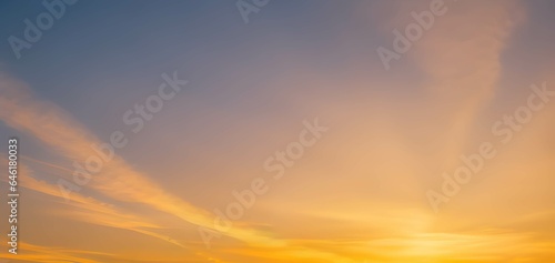 オレンジ色の夕焼けの美しい空と雲。グラデーションする空の色 © sky studio