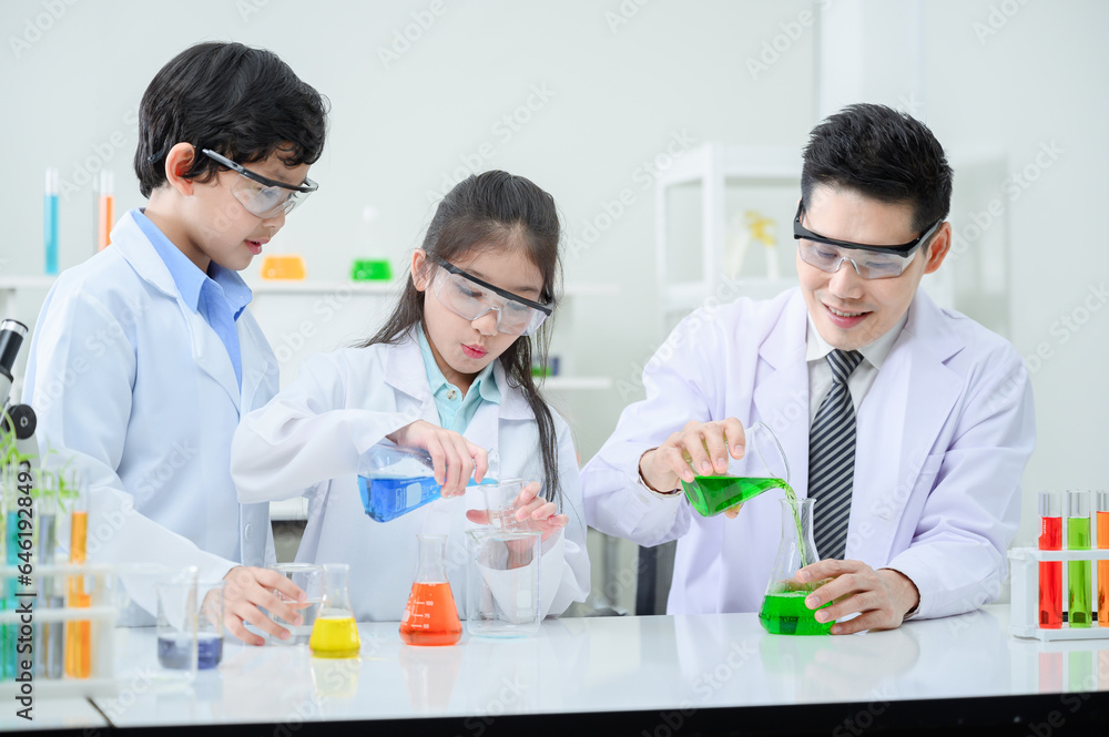 Male and female students and teachers work together to study test tubes in the studio. Male and female students and teachers work together to study test tubes in the studio.