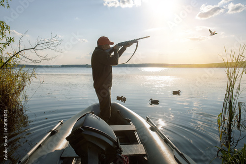 Canvas Print Waterfowl hunter in boat
