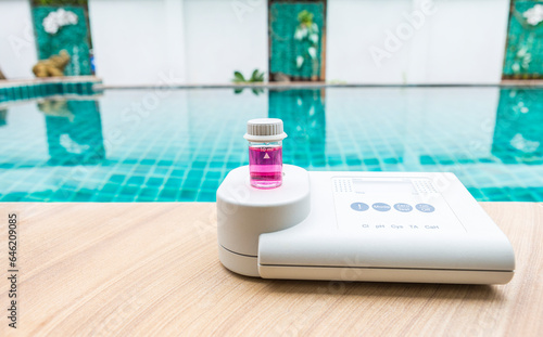 Cuadro en lienzo Quality water analysis tool on swimming pool edge with space on water background